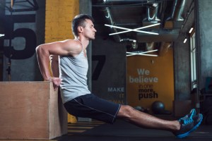 Evde fitness antrenmanı dips